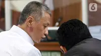 Terdakwa kasus merintangi penyidikan atau obstruction of justice pembunuhan berencana terhadap Brigadir Nopriansyah Yosua Hutabarat (Brigadir J), Hendra Kurniawan (kiri) saat menjalani sidang lanjutan di Pengadilan Negeri Jakarta Selatan, Kamis (3/11/2022). Sidang tersebut beragenda mendengarkan keterangan delapan orang saksi yang dihadirkan jaksa penuntut umum (JPU), salah satunya teknisi CCTV. (Liputan6.com/Herman Zakharia)