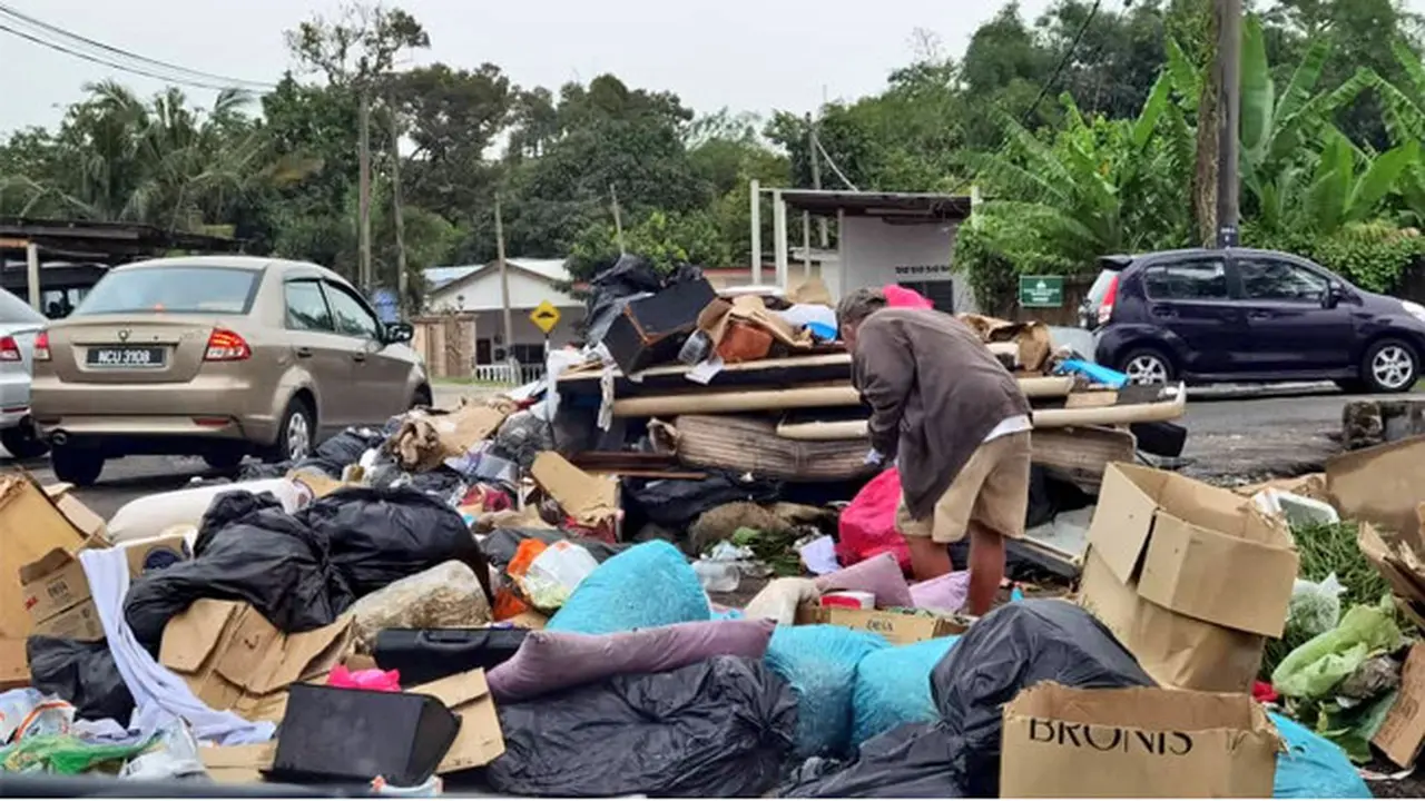 Potret Pilu Tunawisma Cari Masker Bekas di Tumpukan Sampah Agar Tak Kena Denda