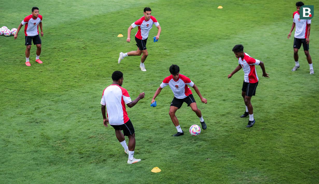 Sejumlah pemain Timnas Indonesia U-20 melakukan rondo saat latihan resmi menjelang Kualifikasi Piala Asia U-20 2025 yang berlangsung di Lapangan A, Stadion Utama Gelora Bung Karno (SUGBK), Senayan, Jakarta, Selasa (24/09/2024). (Bola.com/Bagaskara Lazuardi)