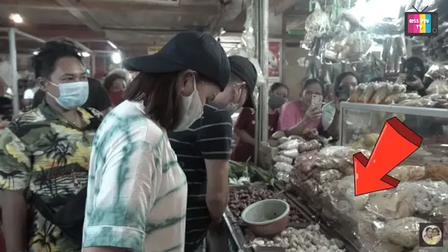 6 Momen Ayu Ting Ting Belanja di Pasar, Gayanya Curi Perhatian