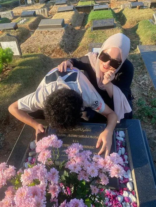 Keanu tampak mencium nisan sang ayah. Sekedar informasi, Adjie Massaid meningal dunia dalam usia 43 tahun di RS Fatmawati akibat serangan jantung. Artis dan politisi itu dimakamkan di TPU Jeruk Purut Jakarta Selatan. [Instagram/angelinasondakh09]