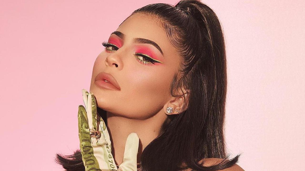 Kylie Jenner Rayakan Ulang Tahun dengan Koleksi Makeup Bertabur Dollar