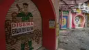 Suasana kios-kios tampak tutup dan tak terawat di Kampung Cina, Kota Wisata, Jawa Barat, Minggu (14/2/2021). Bahkan, di pusat perbelanjaan pernak-pernik asal Tiongkok ini, tak dijumpai pedagang dodol Cina untuk menyambut Imlek. (Liputan6.com/Faizal Fanani)