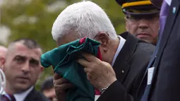 Presiden Palestina Mahmoud Abbas mencium bendera Palestina sebelum menaikkannya di markas besar PBB, New York, Rabu (30/9/2015). Sidang majelis Umum PBB menyetujui keputusan untuk mengibarkan bendera Palestina dan Vatikan. (REUTERS/Andrew Kelly)
