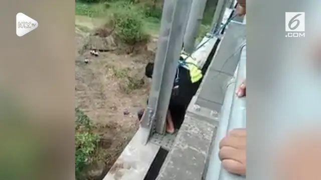 Seorang polisi mencegah seorang pemuda yang ingin bunuh diri dengan terjun dari jembatan.