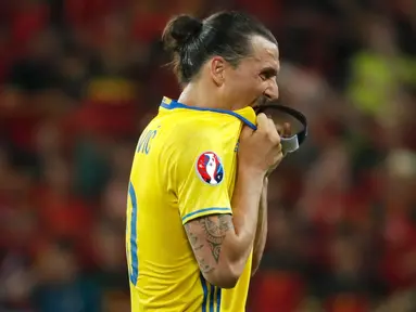 Penyerang Swedia, Zlatan Ibrahimovic menampakkan raut kekecewaan usai pertandingan lanjutan grup E piala Eropa 2016 di Stade de Nice, Prancis, (22/6). Swedia kalah melawan Belgia dengan skor 0-1. (REUTERS / Yves Herman)