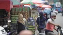 Seorang pembeli memilih Kurma di kawasan Tanah Abang, Selasa (13/4/2021). Kurma merupakan salah satu makanan pilihan ummat muslimpada bulan Ramadhan untuk berbuka puasa. (Liputan6.com/Faizal Fanani)