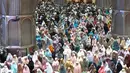 Sebelumnya, berdasarkan hasil Sidang Isbat yang dilaksanakan pada Selasa 17 Februari 2026, Pemerintah Republik Indonesia melalui Kementerian Agama menetapkan awal puasa 1 Ramadan 1447 Hijriah jatuh pada Kamis 19 Februari 2026. Tampak dalam foto, umat Muslim saat melaksanakan salat Tarawih perdana Ramadan 1447 Hijriah di Masjid Istiqlal, Jakarta, Rabu 18 Februari 2026. (Kapanlagi.com/Budy Santoso)