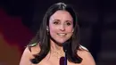 Julia Louis-Dreyfus memenangkan kategori 'Outstanding Female Actor in a Comedy Series' pada SAG Awards, Minggu (29/1). Dalam pidatonya, ia mengkritik kebijakan Donald Trump dan mengatakan bahwa ia adalah anak seorang imigran. (Chris Pizzello/Invision/AP)
