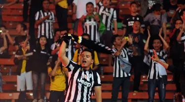 Salah satu suporter Juventus berteriak gembira merayakan kemenangan I Bianconeri atas ISL All Stars 8-1 di Stadion GBK, Jakarta, (6/8/2014). (Liputan6.com/Helmi Fithriansyah)