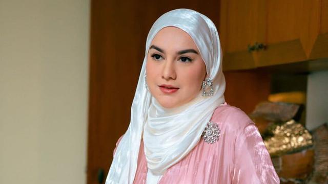 Citra Kirana dan Irish Bella Kenakan Dress Shimmer