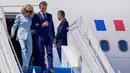 Hari ketiga kunjungan kenegaraan Presiden Prancis Emmanuel Macron bersama istrinya Brigitte Macron berkesempatan mengunjungi Akademi Militer dan Candi Borobudur di Magelang, Jawa Tengah, Kamis (29/5/2025). Tampak dalam foto yang diambil dan dirilis pada 29 Mei 2025 oleh Istana Kepresidenan Indonesia ini menunjukkan Presiden Prancis Emmanuel Macron dan istrinya, Brigitte Macron tiba di bandara di Yogyakarta, sebelum melanjutkan kunjungan ke Akademi Militer dan Candi Borobudur di Magelang. (Handout/Istana Kepresidenan Indonesia/AFP)