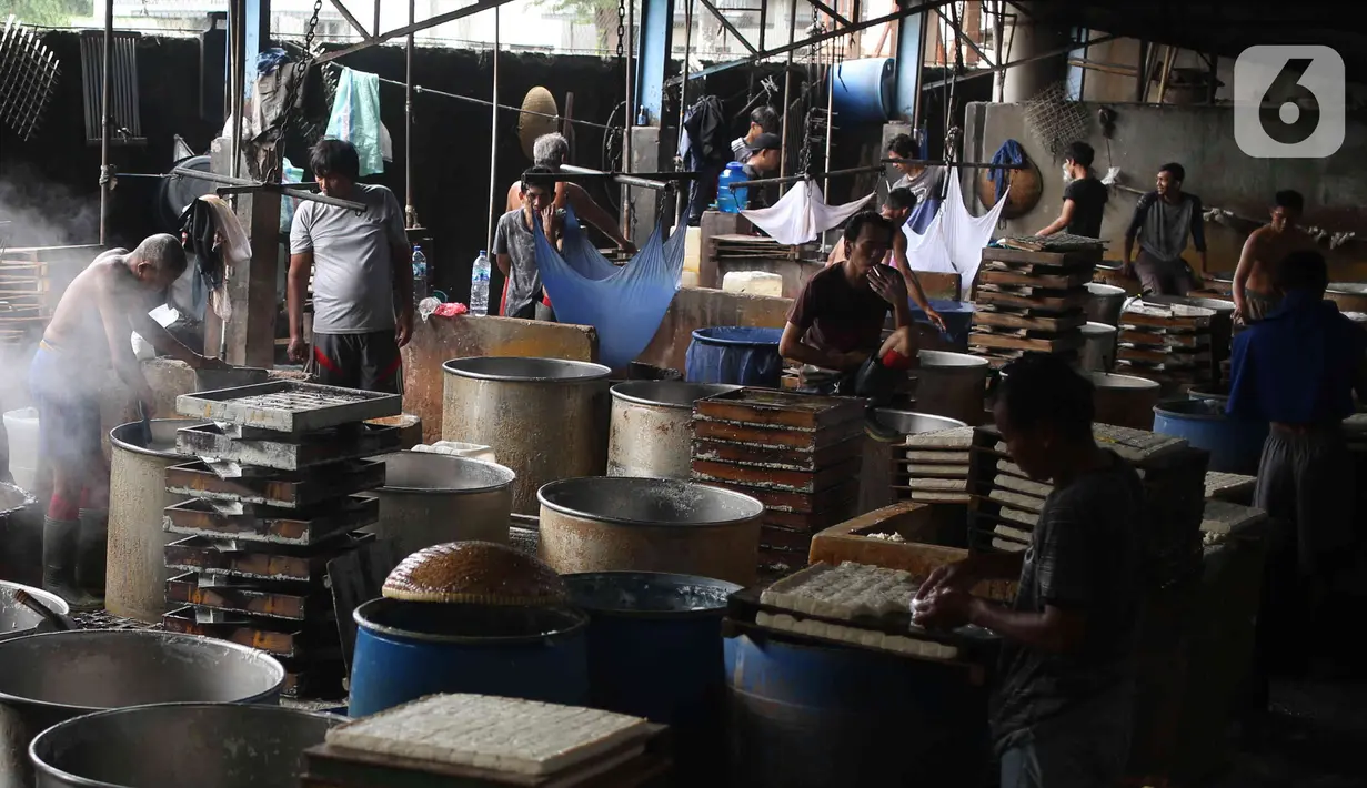 Pekerja menyelesaikan pembuatan tahu di Pabrik Tahu kawasan Duren Tiga, Jakarta, Selasa (15/2/2022). Kementerian Perdagangan (Kemendag) memprediksi dalam waktu dekat harga tempe dan tahu akan mengalami kenaikan di tingkat konsumen hingga 6 bulan ke depan. (Liputan6.com/Herman Zakharia)