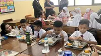Program Makan Bergizi Gratis (Program MBG) untuk anak sekolah di Jakarta mulai berjalan pada hari ini, Senin (6/1/2025). (Liputan6.com/Winda Nelfira)