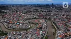 Foto udara memperlihatkan aktivitas pengerukan endapan material lumpur kali Ciliwung, Jakarta, Selasa (19/3/2024). (merdeka.com/Imam Buhori)