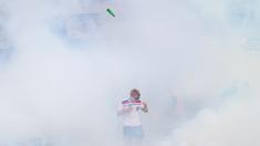 Seorang suporter Inggris terjebak dalam gas air mata yang dilepaskan polisi saat terjadi keributan antar suporter di Marseille, Prancis, (10/6/2016), jelang pertandingan melawan Rusia. (AFP/Leon Neal)