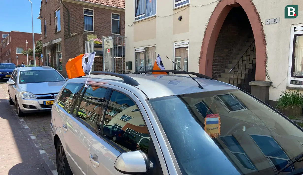 Tak ketinggalan, mobil pribadi juga dihiasi dengan pernak-pernik jingga menjelang Euro 2020. (Foto: Bola.com/Tito Sianipar)
