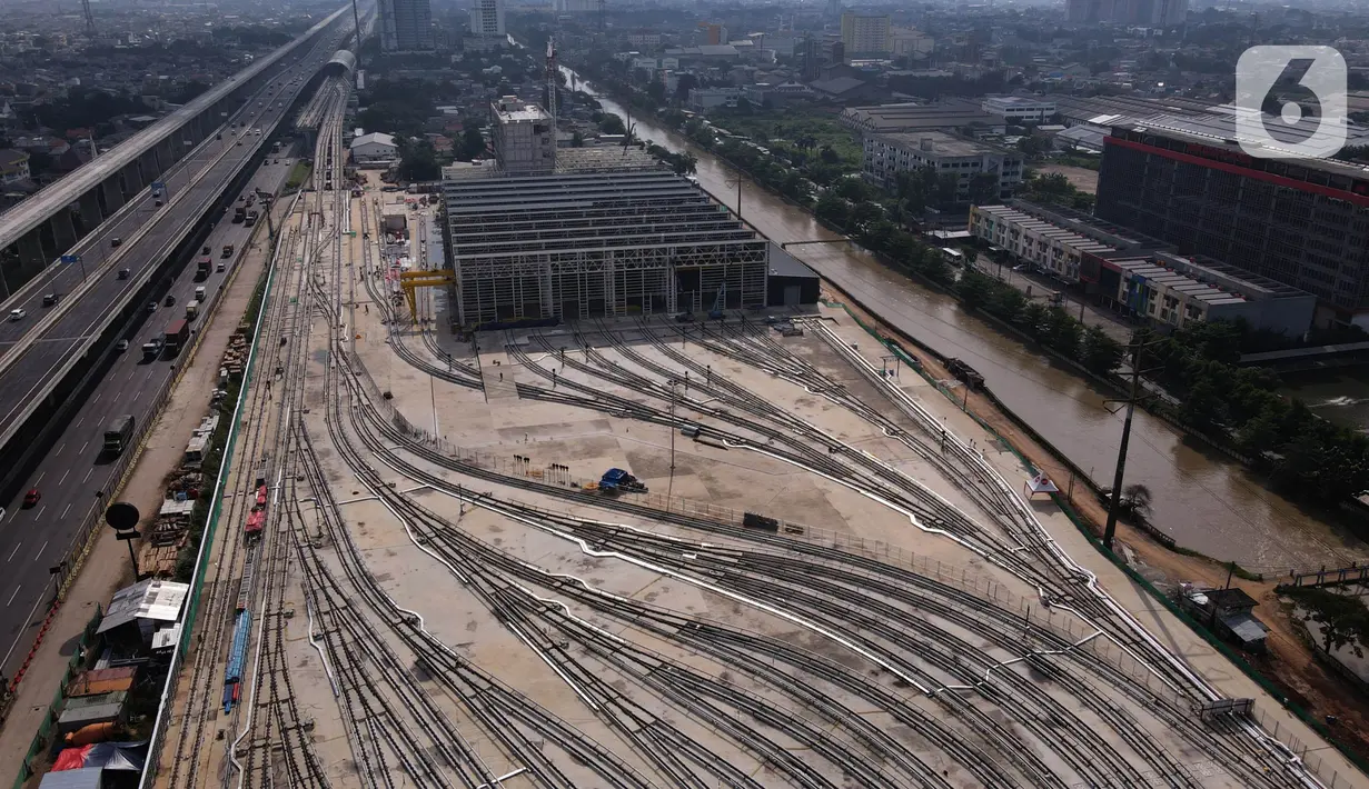 Foto udara proyek pembangunan depo LRT (Light Rail  Transit ) di Jatimulya, Bekasi Jawa Barat, Sabtu (11/6/2022). Menhub Budi Karya Sumadi menuturkan Pembangunan LRT Jabodebek dengan panjang lintasan 44,43 km dan 18 titik stasiun pemberhentian merupakan bagian dari upaya pemerintah menyelesaikan masalah transportasi perkotaan. (merdeka.com/Imam Buhori)