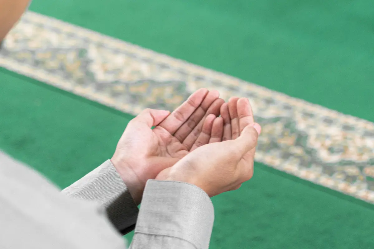 Ilustrasi muslim memanjatkan doa