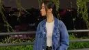 Dara 18 tahun ini beberapa kali terlihat menggunakan jaket denim di beberapa kesempatan. Menggunakan crop top berwarna putih, penampilan denim on denim Megan saat hangout ini jadi sorotan netizen. (Liputan6.com/IG/@megandomani1410)