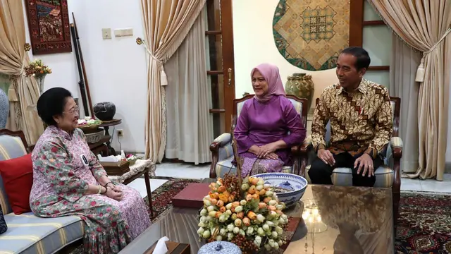 Presiden Joko Widodo atau Jokowi dan Ibu Negara Iriana berkunjung ke kediaman Ketua Umum DPP PDI Perjuangan (PDIP) Megawati Soekarnoputri di Jalan Teuku Umar, Menteng Jakarta Pusat, Kamis (27/4/2023)