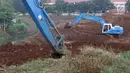 Alat berat mengeruk tanah di lokasi pembangunan Waduk Rambutan, Jakarta Timur, Rabu (24/10). Keberadaan waduk tersebut nantinya diharapkan bisa menahan luapan kali saat mendapat banjir kiriman. (Liputan6.com/Immanuel Antonius)