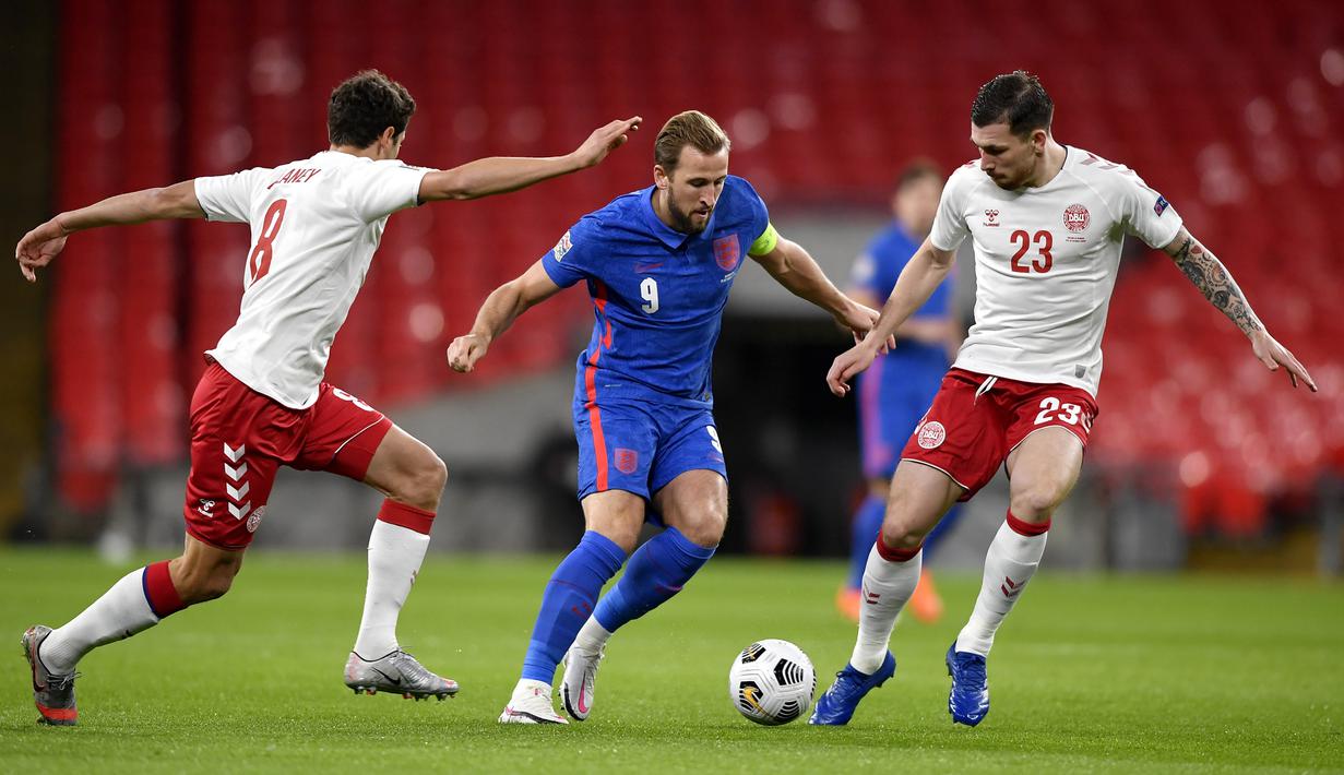 Pemain Inggris Harry Kane (tengah) berebut bola dengan pemain Denmark Thomas Delaney (kiri) dan Pierre-Emile Højbjerg (kanan) pada pertandingan UEFA Nations League di Stadion Wembley, London, Inggris, Rabu (14/10/2020). Denmark menang 1-0. (Toby Melville/Pool via AP)