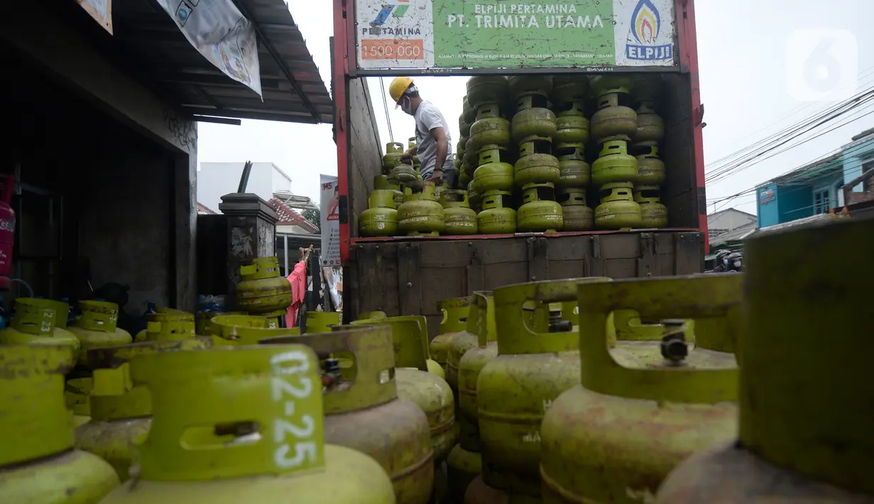 Pekerja mengangkat tabung gas LPG 3 kg yang kosong sebelum pengisian ulang di agen LPG, Pamulang, Tangerang Selatan, Kamis (5/11/2020). Dalam waktu dua bulan di masa pandemi covid 19 ini, permintaan LPG subsidi 3 Kg ditingkat pengecer meningkat 5 persen. (merdeka.com/Dwi Narwoko)