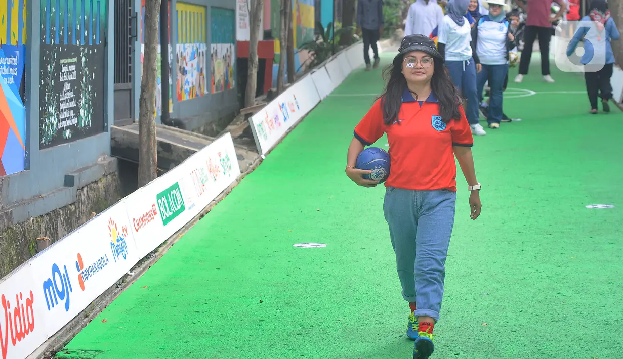 Warga dengan mengenakan jersey atau kostum tim sepak bola peserta Piala Dunia 2022 Qatar menggelar fashion show di Perum Depok Maharaja Blok M1 Cluster Cemara, Rangkapan Jaya, Depok, Minggu (20/11/2022). Semua pertandingan Piala Dunia 2022 Qatar akan disiarkan di EMTEK Group yang meliputi SCTV, MOJI, Mentari TV, Nex Parabola, dan Vidio. (merdeka.com/Arie Basuki)