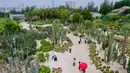 Foto dari udara yang diabadikan pada 9 September 2020 ini menunjukkan para wisatawan mengunjungi Kebun Raya Xiamen di Xiamen, Provinsi Fujian, China tenggara. Kebun raya tersebut didirikan pada 1960 silam dan mencakup area seluas 4,93 kilometer persegi. (Xinhua/Jiang Kehong)