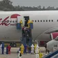 Sejumlah Warga Negara Indonesia (WNI) yang dievakuasi dari Wuhan, China keluar dari pesawat  Batik Air di bandara internasional Hang Nadim, Batam, Minggu (2/2/2020). Sebanyak 245 WNI di Wuhan dievakuasi ke Indonesia terkait merebaknya virus corona di kota tersebut. (AP Photo/Luth Panjalu)