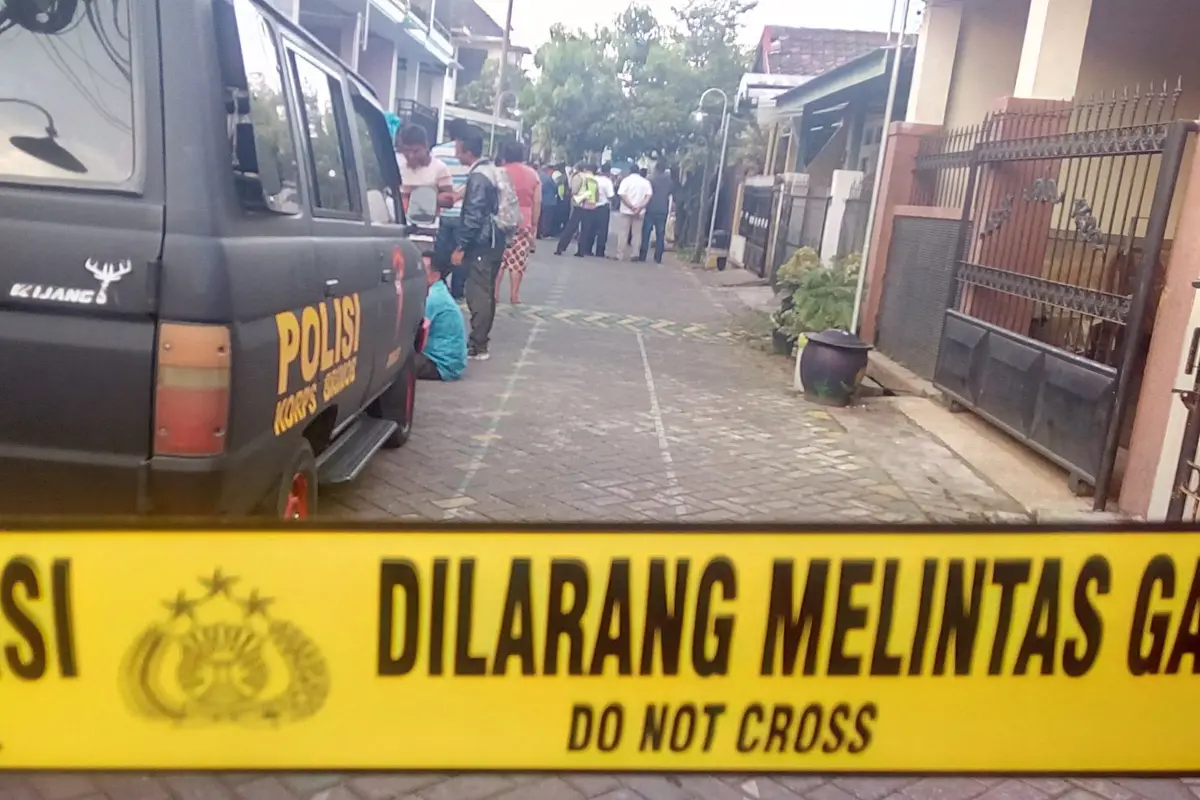 Densus 88 gerebek sebuah rumah di Malang, Jawa Timur terkait kasus bom gereja Surabaya (Liputan6.com/Zainul Arifin)