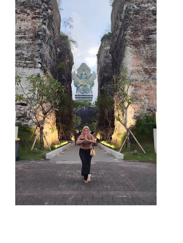 Wanita Ini Minta Orang Dibelakangnya Dihilangkan, 8 Hasil Editan Fotonya Bikin Tepuk Jidat