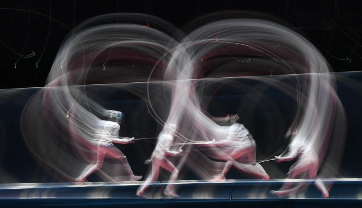  Foto multi exposure ini menunjukkan saat atlet putri Hungaria, Emese Szasz (kanan) bertanding melawan atlet Prancis, Lauren Rembi, dalam laga semifinal anggar Olimpiade Rio 2016 di Carioca Arena 3, Rio de Janeiro, (AFP/Kirill Kudryavtsev)