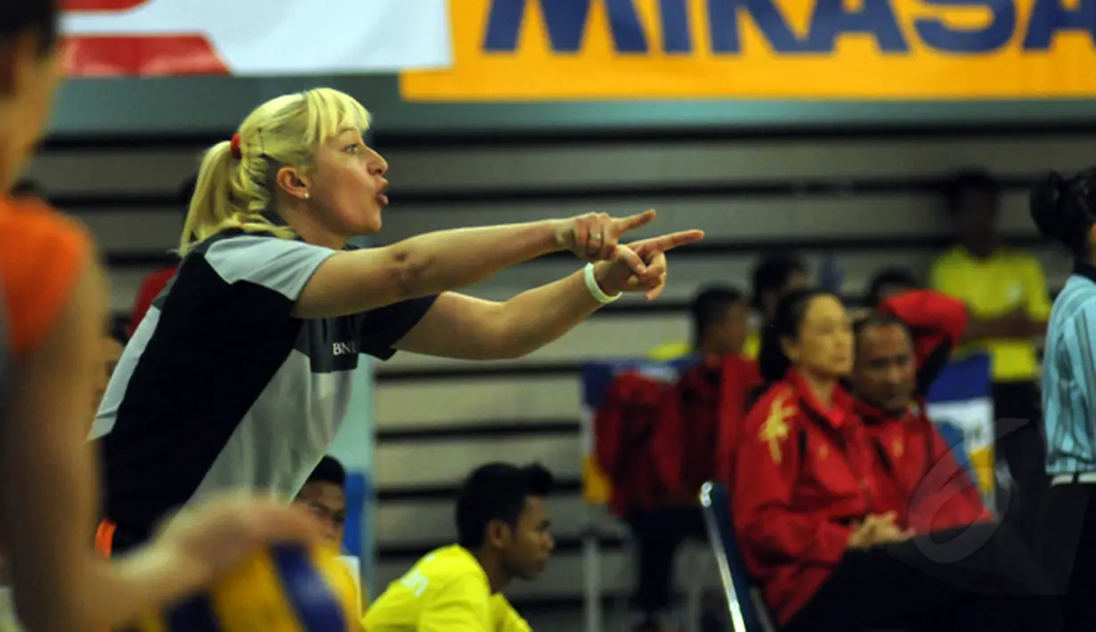 Pelatih tim putri Jakarta BNI 46, Svetlana Ilic memberikan arahan saat laga melawan Jakarta Electric PLN di Pertamina Proliga 2015 di Dome Sport Balikpapan, (7/2/2015). Jakarta Electric PLN unggul 3-1 atas Jakarta BNI 46. (Liputan6.com/Helmi Fithriansyah)