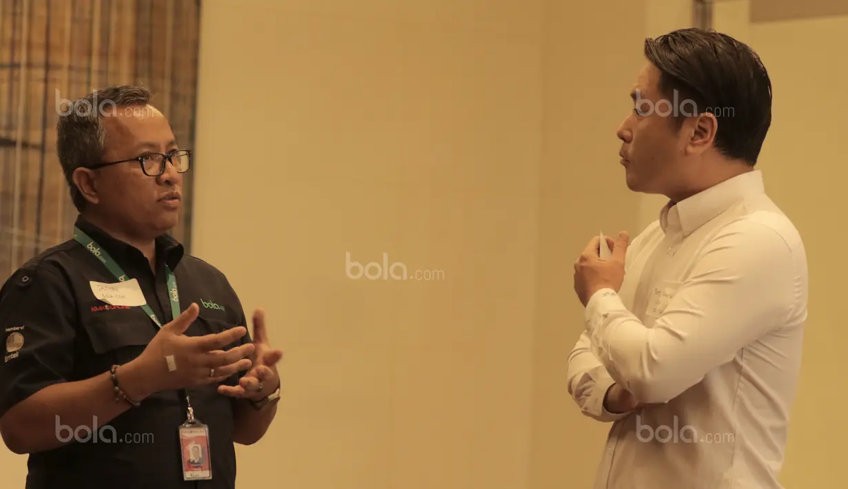 Pemred Bola.com, Darojatun (kiri) berdiskusi dengan Direktur Digital NBA, Tomoi Kouchi saat Workshop NBA di Hotel Fermount, Jakarta, (7/9/2017). Emtek satu-satunya grup Media di Indonesia yang menjalin kerjasama dengan NBA. (Bola.com/Nicklas Hanoatubun)  