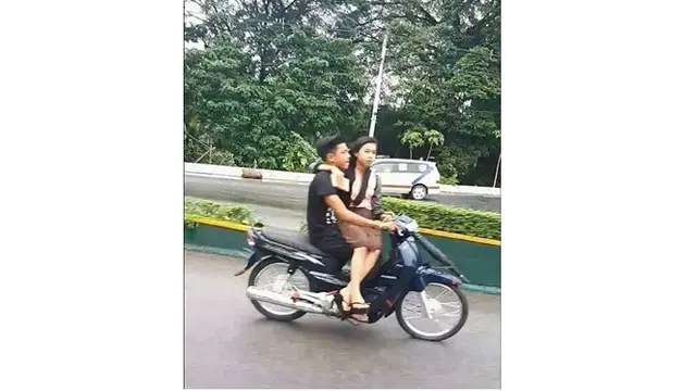 4 Kelakuan Budak Cinta di Jalanan Ini Bikin Tepuk Jidat