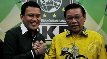 Ketua Umum Golkar Agung Laksono (kanan) disambut Sekjen PKB Kadir Karding saat PP Partai Golkar Munas Ancol berkunjung ke DPP PKB, Jl. Raden Saleh, Jakarta. Rabu (18/3/2015). (Liputan6.com/Johan Tallo)