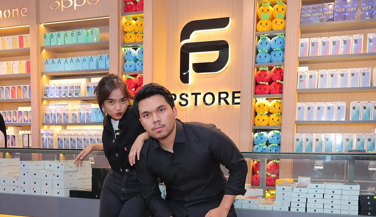 Masih dengan padu padan outfit hitam, Fuji tampil kasual dengan jaket mengatung dan sneaker dan Thariq mengimbangi kesan relaks dengan slipper (Foto Instagram @thofu_liciouss)