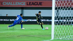 Pemain Dewa United, Stefano Lilipaly, berusaha mencetak gol ke gawang Shan United pada matchday ketiga Grup E AFC Challange League 2025-2026 di Stadion Indomilk Arena, Tangerang, Sabtu (01/11/2025) malam WIB. (Bola.com/M Iqbal Ichsan)