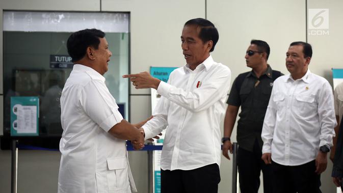 Presiden terpilih Joko Widodo atau Jokowi (kanan) bersalaman dengan Ketua Umum Partai Gerindra Prabowo Subianto saat bertemu di Stasiun MRT Lebak Bulus, Jakarta, Sabtu (13/7/2019). Jokowi mengaku akan merundingkan soal koalisi dengan Prabowo dan para partai pendukung. (Liputan6.com/JohanTallo)
