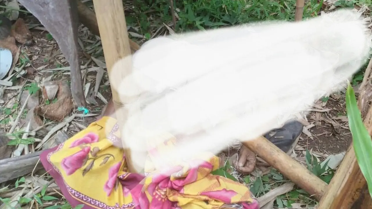 Dia menemukan suaminya yang berada di gubuk dalam posisi terlentang di tanah.