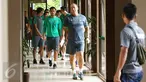 Pemain Timnas Indonesia berjalan usai melakukan latihan ringan di Hotel Aston Lake Sentul, Bogor, Rabu (14/12). Indonesia akan menjamu Thailand di laga pertama final Piala AFF 2016 di Stadion Pakansari, Bogor. (Liputan6.com/Helmi Fithriansyah)