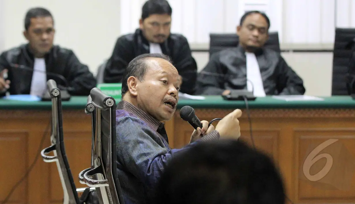 Ekspresi Sutan Bhatoegana menjalani sidang kasus korupsi di Kementerian ESDM, Pengadilan Tipikor, Jakarta, Senin (27/4/2015).  Sidang sempat memanas lantaran teriakan Sutan dan Hakim Artha saat persidangan. (Liputan6.com/Helmi Afandi)