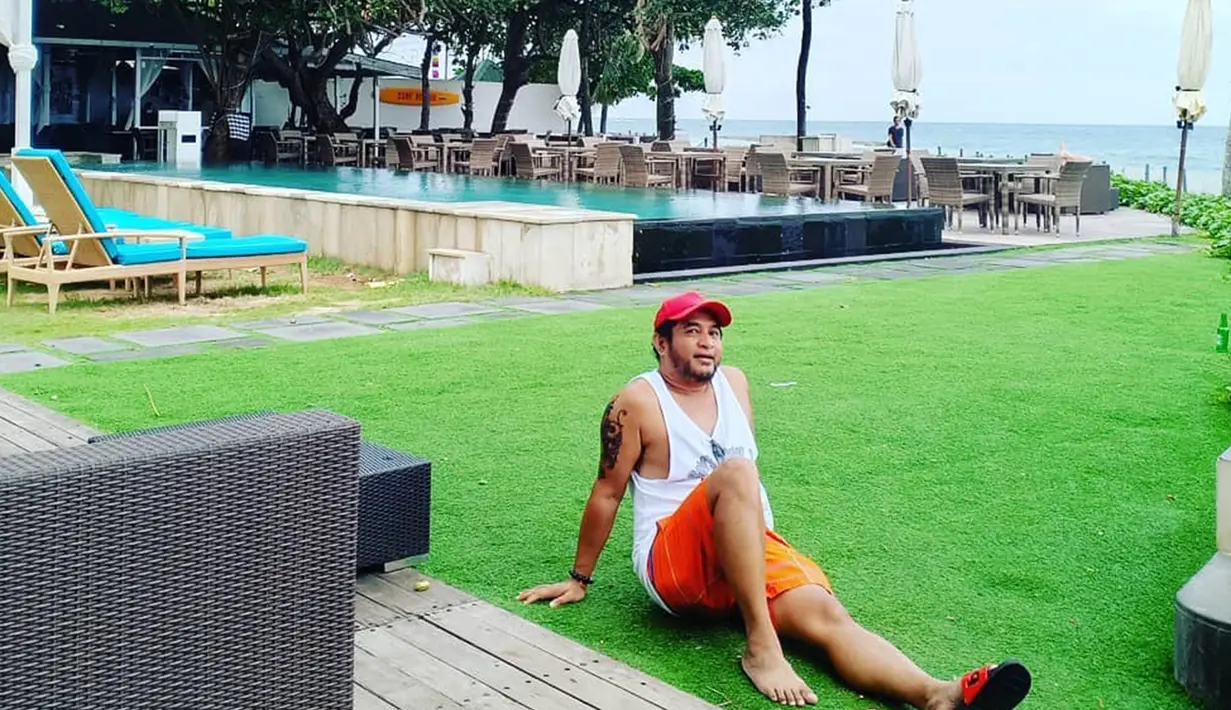Selain berkunjung ke luar negeri, Jeremy Tei juga terlihat sering mengunjungi kota-kota besar lainnya di Indonesia. Salah satunya adalah pulau Dewata. (Liputan6.com/IG/@tetijeremy)