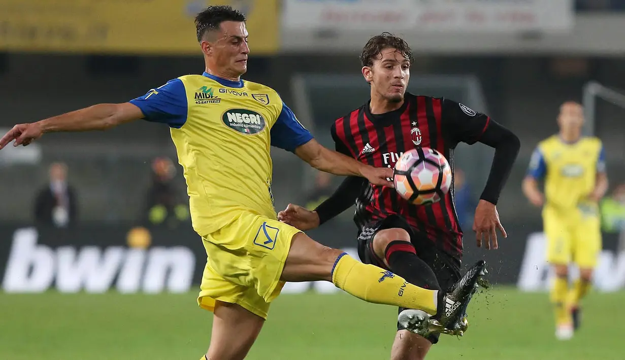 Gelandang AC Milan, Manuel Locatelli, berebut bola dengan penyerang Chievo, Roberto Inglese, pada laga Serie A di Stadion Bentegodi, Verona, Minggu (16/10/2016). Milan menang 3-1 atas Chievo. (EPA/Filippo Venezia)