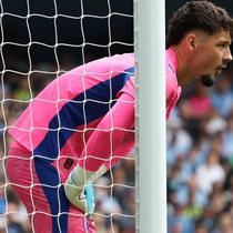 Kiper Manchester City asal Inggris #01, James Trafford, bereaksi selama pertandingan Premier League antara Manchester City dan Tottenham Hotspur di Stadion Etihad di Manchester, Inggris barat laut, pada 23 Agustus 2025. (Darren Staples/AFP)