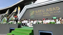 Presiden Joko Widodo atau Jokowi menyampaikan sambutan saat membuka puncak acara satu abad Nahdlatul Ulama (NU) di Sidoarjo, Jawa Timur, Selasa (7/2/2023). Jokowi menilai NU sebagai organisasi Islam terbesar di dunia layak berkontribusi untuk masyarakat internasional. (Biro Pers Istana Kepresidenan/Agus Suparto)