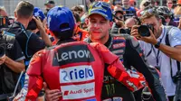 Pedro Acosta (kanan) dari Tim Red Bull KTM Factory Racing yang berada di posisi kedua memberi selamat kepada pemenang Marc Marquez dari Tim Ducati Lenovo setelah sesi sprint di Sirkuit Balaton Park di Balatonfokajar, Hungaria, pada 6 Juni 2026, menjelang Grand Prix MotoGP Hungaria. (FERENC ISZA/AFP)