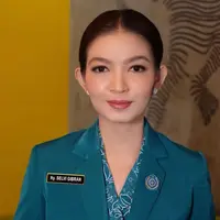 Hasilnya, Selvi pun tampak cantik dengan makeupnya. Mengaplikasikan blush on coral di tulang pipi dan lipstik pink sedikit glossy. Matanya dibuat lebih gelap dengan bulu mata bervolume. [@antoniusanugmakeup]